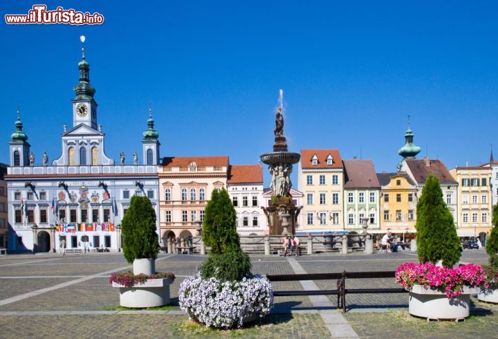 Immagine Municipio e fontana sorgono sulla piazza principale di Ceske Budejovice, in Boemia. Si tratta di una delle piazze più grandi di tutta la Repubblica Ceca - foto © kaprik / Shutterstock.com