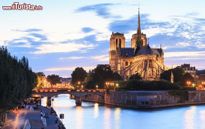 Immagine La Cattedrale di Notre-Dame sull'Ile de la citè a Parigi alle luci del tramonto - © Pigprox / Shutterstock.com