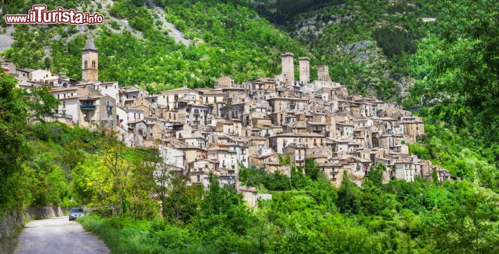 Immagine Il Panorama del borgo di Pacentro uno dei villaggi più spettacolari dell'Abruzzo - © leoks / Shutterstock.com