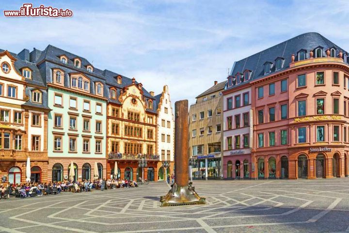 Immagine La splendida Piazza del Mercato a Magonza (Mainz) in Germania - © Jorg Hackemann / Shutterstock.com