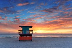 Alba nella spiaggia di Miami Beach, Florida: al mattino presto, sedendosi sulla spiaggia, si può assistere allo spettacolo dell'alba sull'Oceano Atlantico, che da solo vale il ...