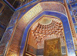 Arco dentro ad una moschea di Bukhara, in Uzbekistan - © Galyna Andrushko / Shutterstock.com