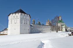 Il Borgo fortificato che racchiude il Monastero della Trinità di San Sergio: siamo a Sergiev Posad, lungo l' Anello d Oro Russia, il percorso storico-culturale che circonda Mosca ...