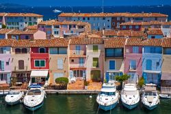 Case colorate a Port Grimaud, il villaggio costiero della Francia, soprannominato come la "Venezia della Costa Azzurra" - © goory / Shutterstock.com