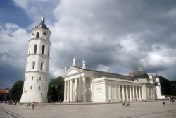 Cattedrale di Vilnius con il caratteristico Campanile. La chiesa dedicata a San Stanislao ha visto le incoronazioni dei Granduchi della Lituania e di re Polacchi ed è stato un simbolo ...