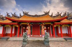 Il tempio di Confucio a Nagasaki, Giappone. L'architettura è evidentemente di ispirazione cinese, grazie ai rapporti commerciali quasi esclusivi che i due paesi hanno protratto per ...