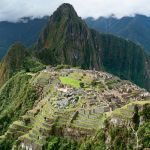 Vista dall'alto della città di Machu Picchu, Perù - Con le imponenti vette delle montagne circostanti, la natura incontaminata e la strada panoramica da percorrere (per chi ...