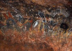 Dipinti aborigeni in una grotta di Ayers Rock in Australia - Le pareti di Uluru presentano testimonianze di arte aborigena. In una società i cui i miti ancestrali venivano tramandati ...