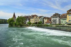 Il fiume Reuss a Bremgarten in Svizzera. Si nota il profilo della Spittelturm, l'edificio più importante della città - © Christian Wilkinson / Shutterstock.com