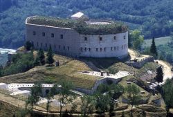 Il Forte di Rivoli Veronese è una fortificazione austriaca che si trova sul monte Castello. Venne costruita nel 19°à secolo per volontà del maresciallo Radetzky - ©  www.comune.rivoli.vr.it ...