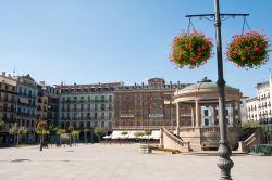 La centralissima Plaza del Castillo di Pamplona, ...