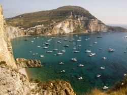Fotografia aerea costa isola di Ponza barche - © Jack Aiello / Shutterstock.com