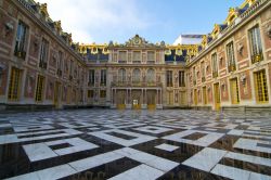 Geometrie nel cortile della reggia di Versailles, Francia - © euclem / Shutterstock.com