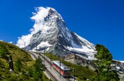 Gornergratbahn la ferrovia che sale da Zermatt verso la parete nord del Cervino (Matterhorn) - © Ammit Jack / Shutterstock.com