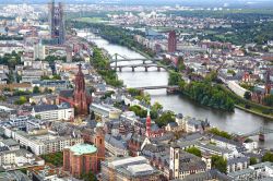 Veduta aerea di Francoforte dalla cima della Commerzbank Tower. Tra la parte antica della città e quella moderna, detta Francoforte-Sachsenhausen, scorre il fiume Meno. Non a caso ...