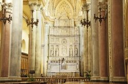 L'interno del Duomo di Erice, Sicilia, realizzato all'inizio del Trecento in stile gotico su progetto di Antonio Musso. La pianta basilicale è a tre navate delimitate da alti ...