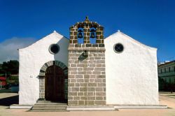 Una chiesa tipica sull'isola di La Palma, nell'ovest dell'arcipelago delle Canarie (Spagna) - Foto di Giulio Badini