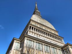 La grande cupola della Mole Antonelliana di Torino (Piemonte), oggi sede del Museo Nazionale del Cinema. La cupola,di forma allungata con pareti convesse, è sormontata da un "tempietto" ...