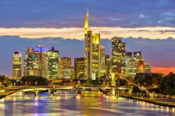 La skyline di Francoforte in Germania compete con quelle delle grandi città americane - © S.Borisov / Shutterstock.com