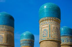 Le cupole di Chor-Minor, una delle storiche Madrasa di Bukhara in Uzbekistan, anche se oggi non più in attività - © Eduard Kim / Shutterstock.com