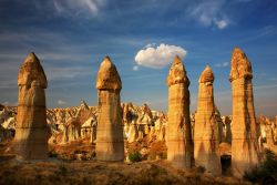 Le magiche rocce nel Parco Nazionale di Goreme: siamo nella zona dei camini delle fate della Cappadocia, in Turchia - © Heracles Kritikos / Shutterstock.com