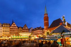 I mercatini di Natale di Francoforte sono un appuntamento magico: per l'occasione il centro finanziario della Germania si trasforma in un paesino di bambole, con luci calde nell'aria ...