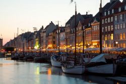 Nyhavn, il porto vecchio di Copenaghen, fotografato alla sera - © Michela Garosi / TheTraveLover.com