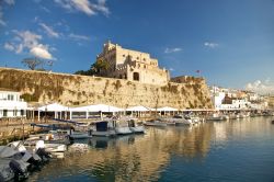 Cittadella di Minorca, la seconda città di Minorca dopo il capoluogo Maò (o Mahòn), ha un grande porto rivolto a ovest, verso la terraferma spagnola. Fondata dai cartaginesi, ...