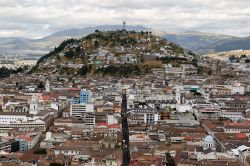 Quito (Ecuador) è un connubio di antico e moderno, e tra il centro e la parte meridionale accoglie la suggestiva collina del Panecillo, vegliata dalla statua della Vergine posta sulla ...
