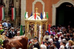 La Festa di Sant'Efisio a Cagliari, che si svolge da oltre 350 anni ilgiorno del 1° di maggio. Ecco l'inizio della Processione più famosa della Sardegna - © cristianocani ...