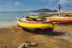 La spiaggia di São Pedro a São Vicente: barche da pesca a Capo Verde - © Frank Bach / Shutterstock.com