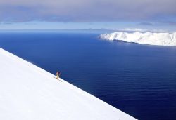 Sciare in Islanda: pista con vista mare sulla ...
