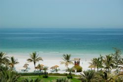 La bianca spiaggia di Ajman: ci troviamo nel mare degli Emirati Arabi Uniti, appena a nord-est di Dubai - © slava296 / Shutterstock.com
