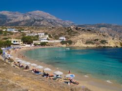La spiaggia di Lefkos si trova sull'isola di Karpathos: è una delle più meridionali dell'arcipelago del Dodecaneso, in Grecia - © Goncalo Veloso de Figueiredo / Shutterstock.com ...