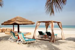 La spiaggia in uno degli hotel di lusso ad Ajman, l'emirato a due passi da Dubai, nel Golfo Persico - © slava296 / Shutterstock.com