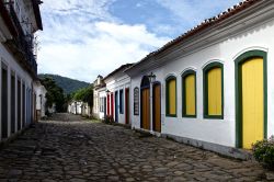 Una strada tipica del centro coloniale di Paraty, in Brasile, non distante da Rio de Janeiro. La città si sviluppò moltissimo in epoca barocca, quando il suo porto divenne il secondo, ...