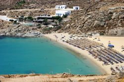 Super Paradise Beach, la famosa spiaggia di Mykonos. Siamo nell'arcipelago delle isole Cicladi in Grecia - © Shawn Kashou / Shutterstock.com