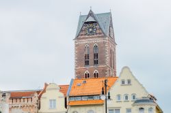 Torre della Marienkirche in centro a Wismar, la città anseatica del nord della Germania, sul mar Baltico - © Tony Moran / Shutterstock.com