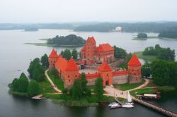 Trakai, Lituania: vista aerea del Castello dell'Isola. Il Parco Storico Nazionale di Trakai vuole conservare questo magnifico ambiente che si sviluppa tra una serie di laghi ed isolette, ...