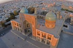 Tramonto a Bukhara sulla Madrasa di Mir i Arab, la scuola coranica costruita nel 16° secolo - © nouseforname / Shutterstock.com