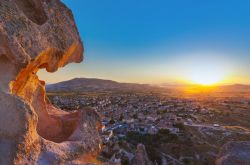 Tramonto a Goreme tra le rocce e colline della Cappadocia, in Turchia. Qui si trova il Parco Nazionale di Goreme, che già nel 1985 venne inserito tra i patrimoni Mondiali dell'Umanità. ...