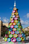 Un albero di Natale "riciclato a Cinisi", costruito con pneumatici d'auto verniciati di vari colori - © sergioboccardo / Shutterstock.com