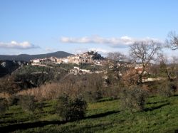 Amelia si trova tra le colline della provincia di Terni, nella zona più meridionale dell'Umbria.
