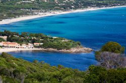 Una bella veduta dall'alto della baia di Pampelonne, Saint Tropez (Francia). Qui si trova la lunga e rinomata spiaggia di sabbia fine di Pampelonne che si estende per circa 5 chilometri.
 ...