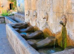 Un'antica fontana nel borgo di Satriano di Lucania in Basilicata - © Mi.Ti. / Shutterstock.com