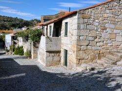 Architettura tradizionale nell'antico centro abitato di Marialva, Portogallo.
