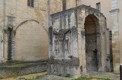 Il piccolo Arco romano nel centro storico di Carpentras, Francia.
