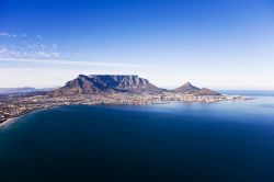 Baia di Cape Town e Table Mountain, Sudafrica - Cape Town non è particolare solo per il fatto che rappresenta la punta più a sud dell'Africa, ma anche perché al suo ...