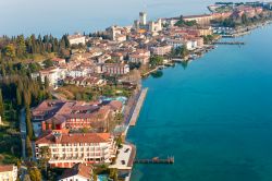 Il borgo di Sirmione affacciato sul Lago di Garda ...