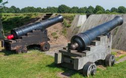 Cannoni lungo le fortificazioni ed i fossati del villaggio di Bourtange, provincia di Groningen, Olanda - © Daan Kloeg / Shutterstock.com